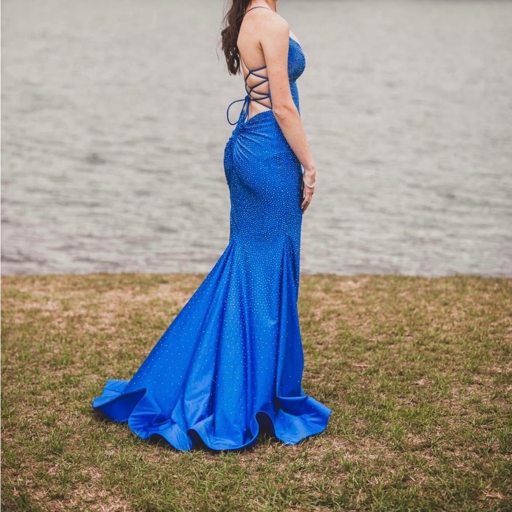 Elegant Blue Evening Gown - Picture 2 of 2